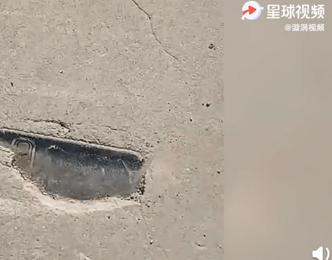 男子遛弯发现3年前丢的手机：修路时不小心丢失，现已镶嵌在水泥路中