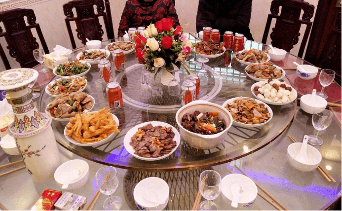 年夜饭的大圆桌,其实只用了三百年,几千年的方桌为何不用了?_中国