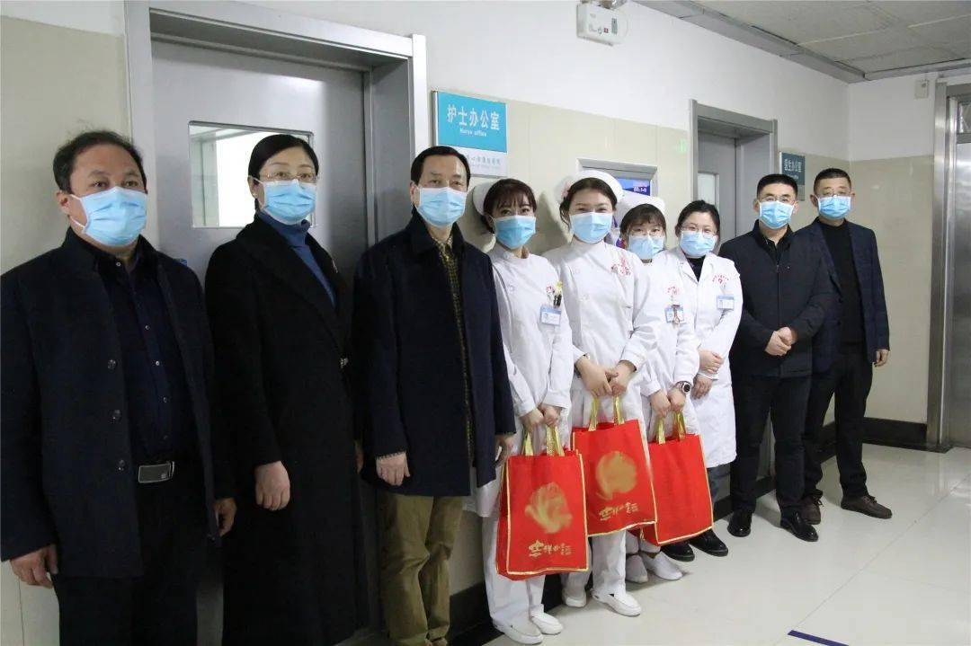 新春丨除夕夜,烟台市心理康复医院领导慰问值班员工