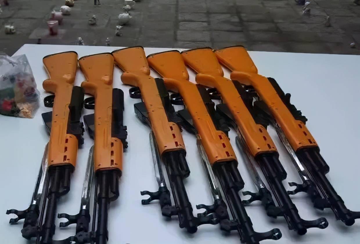 10岁男孩往井盖里扔鞭炮瞬间爆炸炸飞5米外