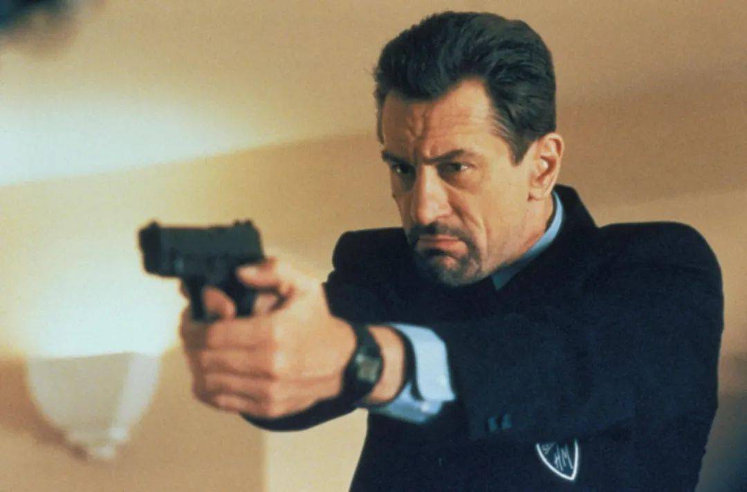 迈克尔·曼赋予这部电影的节奏,视野,气度和深度,以及罗伯特·德尼罗