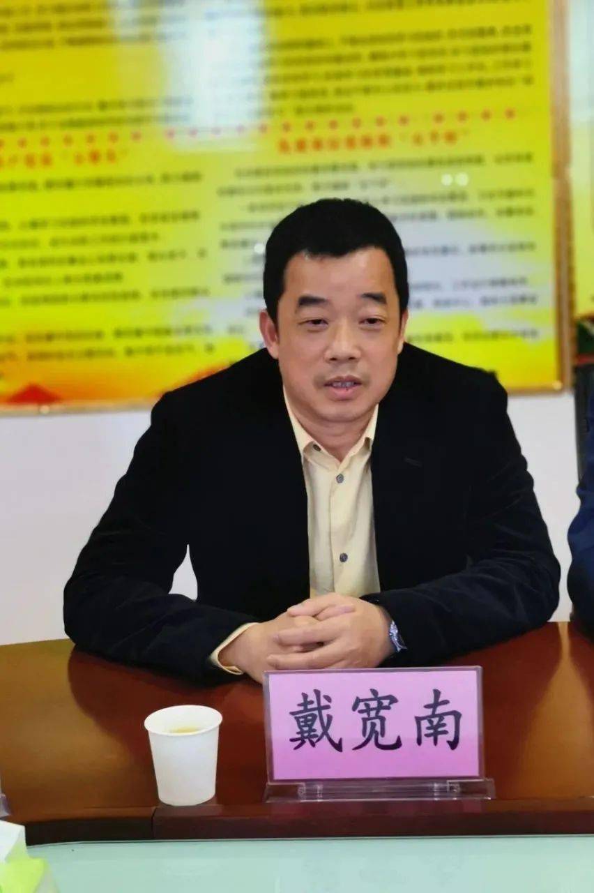 他表示,新的一年码头镇将全面贯彻新发展理念,增强工作的责任感和紧迫