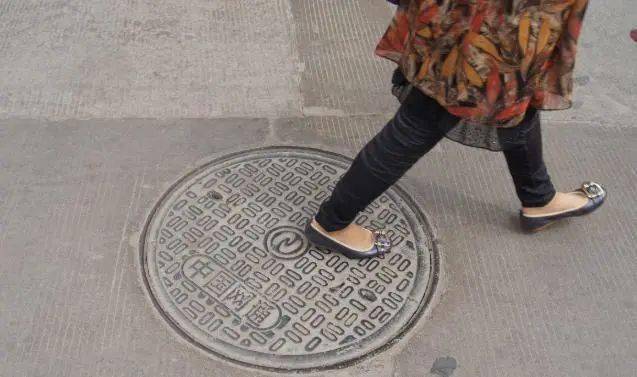 不得不说的是,老人讲的话还是很有道理的,走路的时候千万不要踩井盖