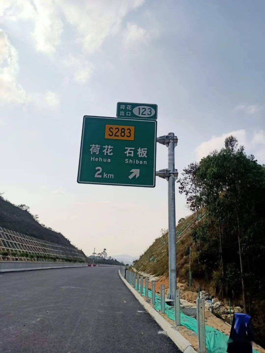 云茂高速高州荷花出入口路牌出错这样的指示你看得懂吗