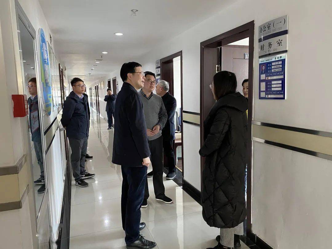 县委副书记赖明诚走访慰问县工商联干部职工