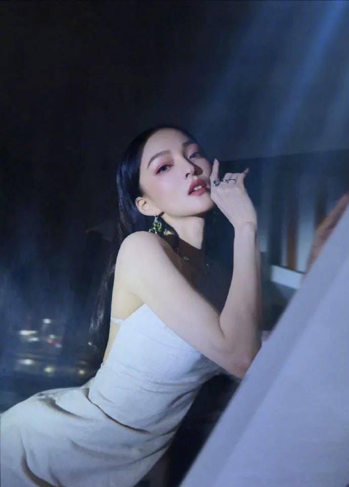 张韶涵长裙舞台造型 优雅气质迷人