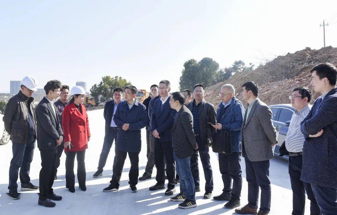 张旭辉在项目一线调研时强调迈好第一步见到新气象