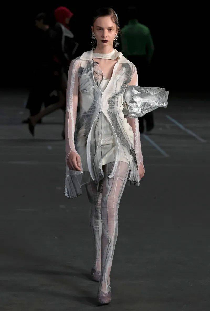 用纽扣和金属丝塑造蛇行扭曲的解构廓形yproject这一季的百搭款在外网