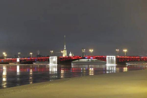 圣彼得堡宫廷桥披“红装”庆祝中国春节