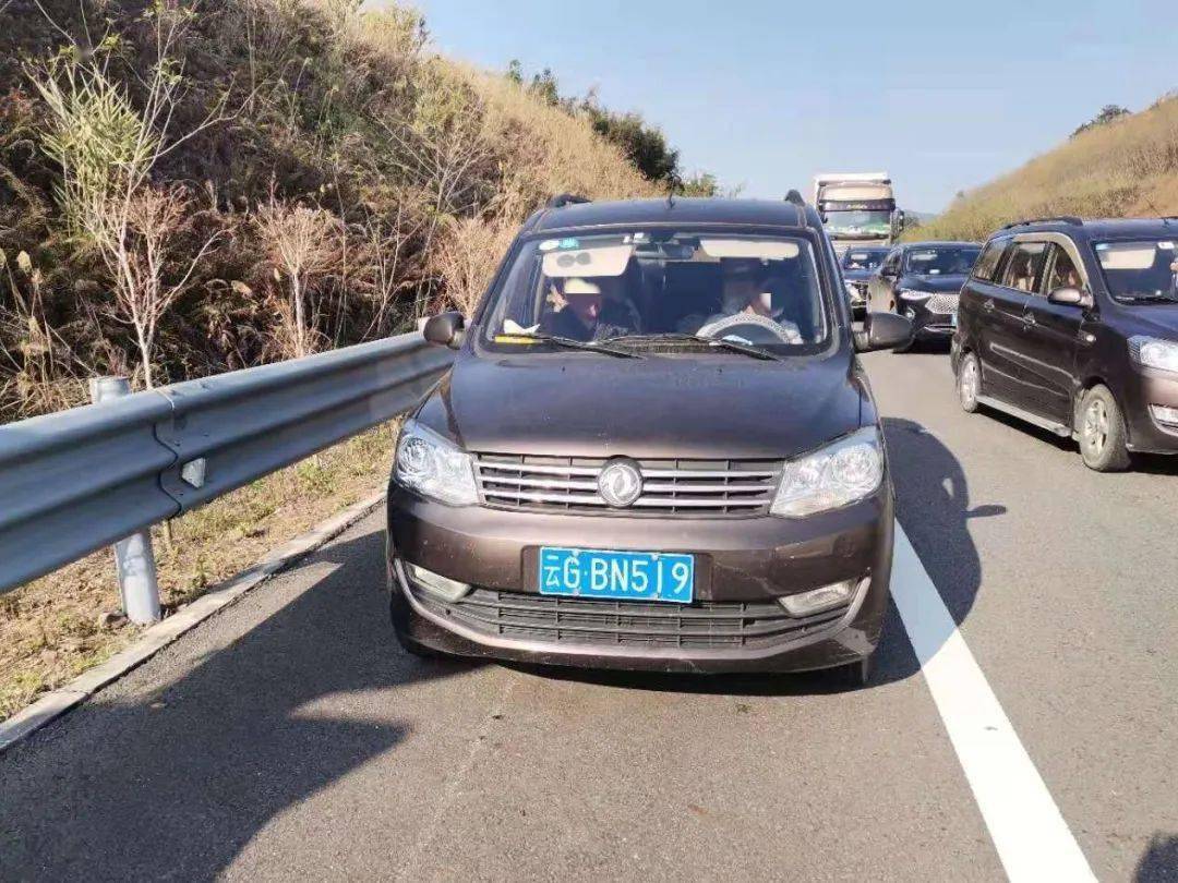 應急車道的車輛微小警要將這些嚴重影響道路交通秩序這波操作還偶爾插