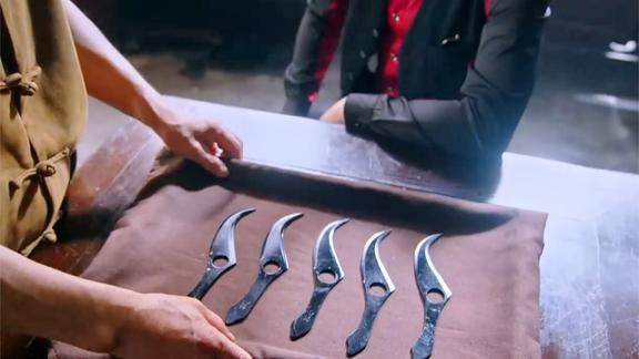 烈火刀影特工擅长用刀找铁匠打造独特飞刀造型别致
