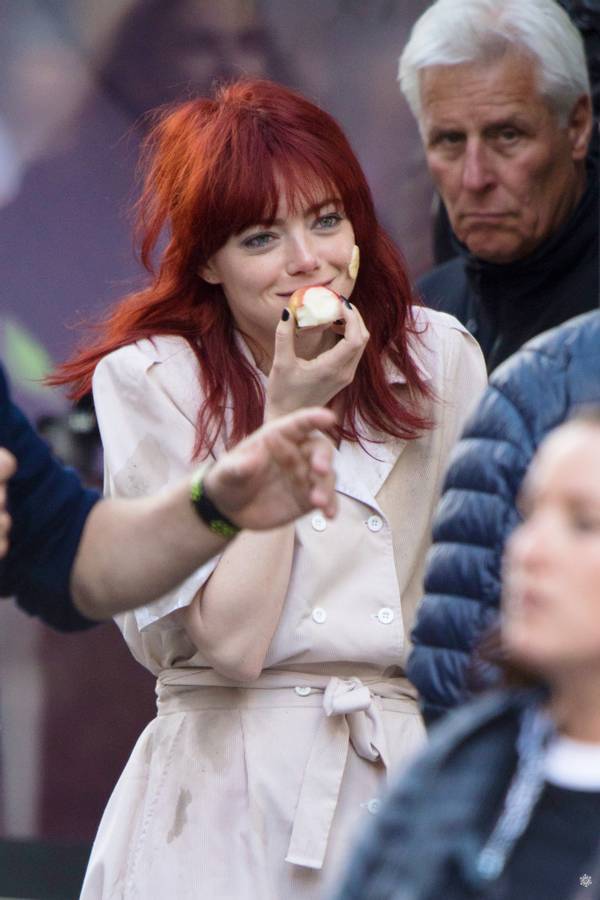 32岁石头姐挺孕肚逛街,黑色长裙浮肿明显,网友:感觉是双胞胎