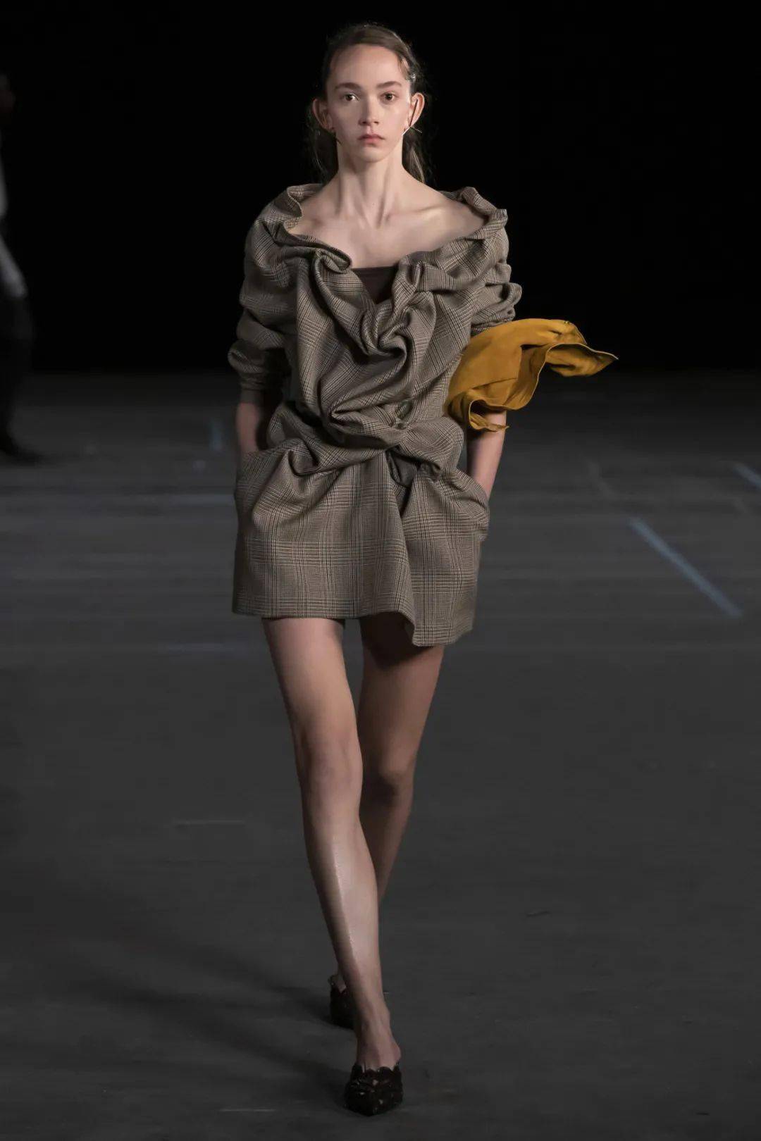 背景下,不难看出glenn martens 一如既往的对服装传统轮廓发起了挑战