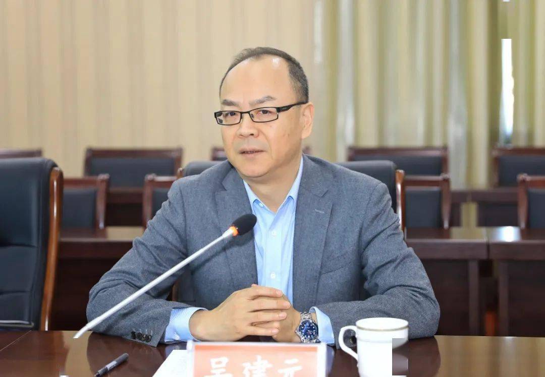 每到一处,吴建元都详细了解当地在文明城市创建和城乡人居环境提升