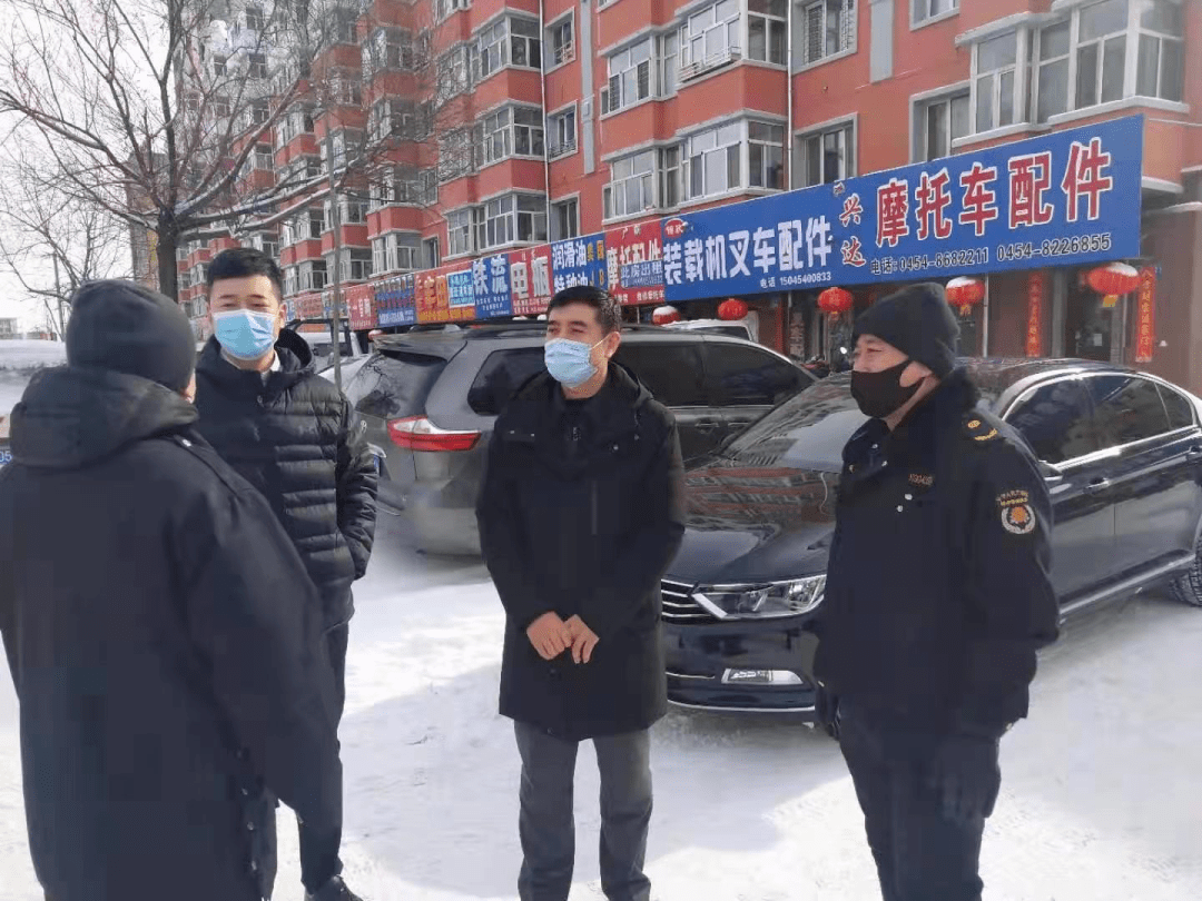 迎宾路清雪工作前进区总路长,区委副书记,区长黄远志检查包保路段红霞