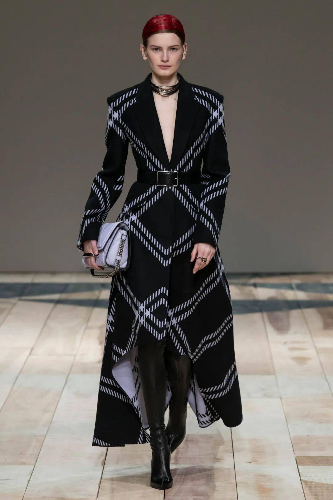 亚历山大麦昆alexandermcqueenautumnwinter2020show妖异出位时尚圈不