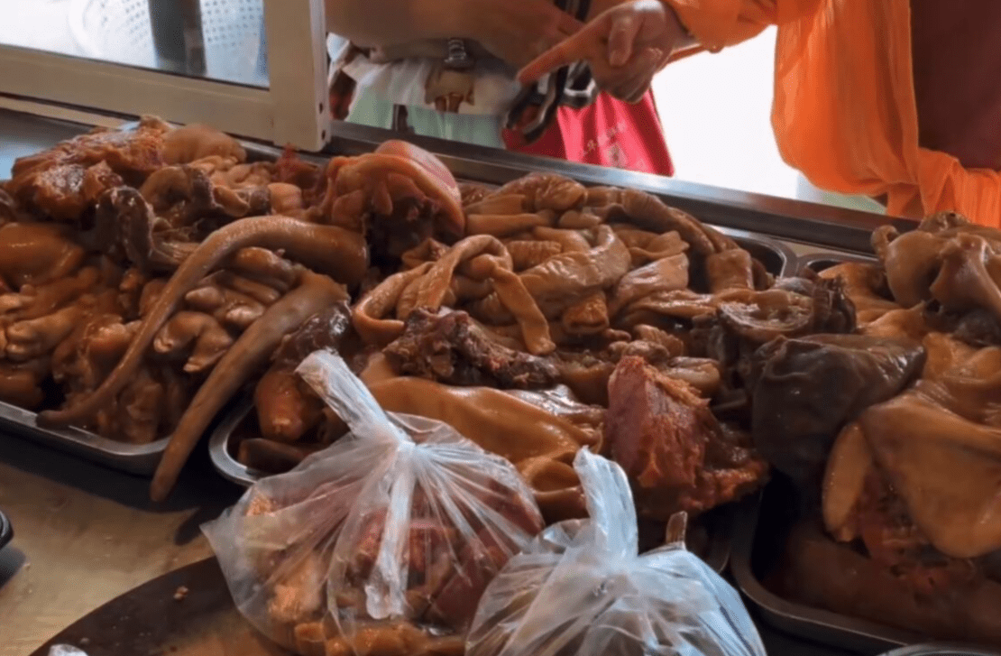 安徽蒙城一家人经营的卤肉摊卤大肠95元一斤一天卖100斤