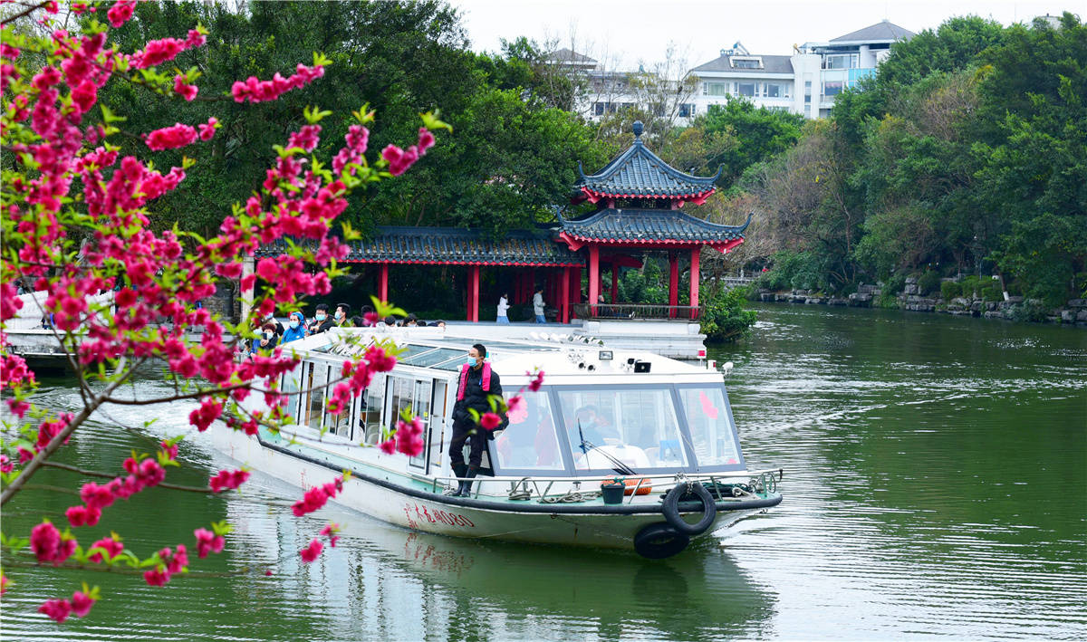 桂林榕湖春水碧於天勝過桃花源