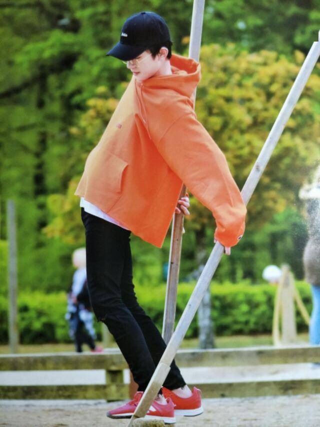 易烊千玺辟谣高跷分玺有曾在采访中提到踩高跷不适合我