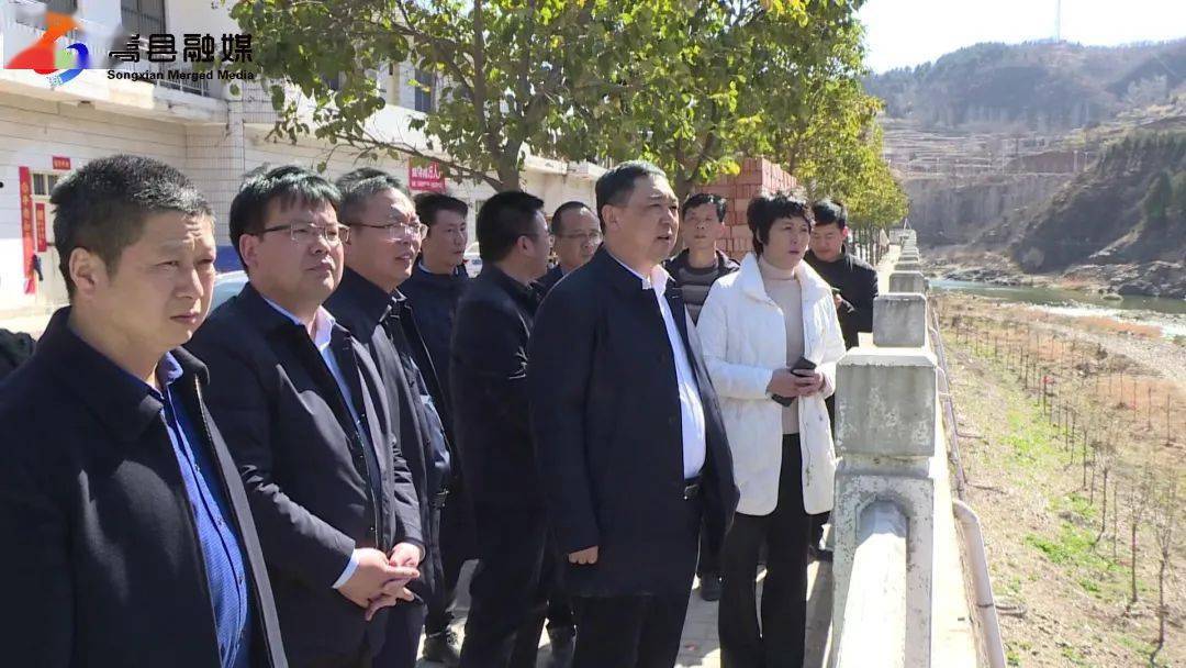 嵩县新闻电影伊水栾山摄制组到嵩县三合村选景拍摄