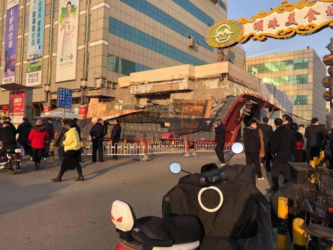 廊坊市明珠大厦肯德基门头坍塌,现场无人员伤亡