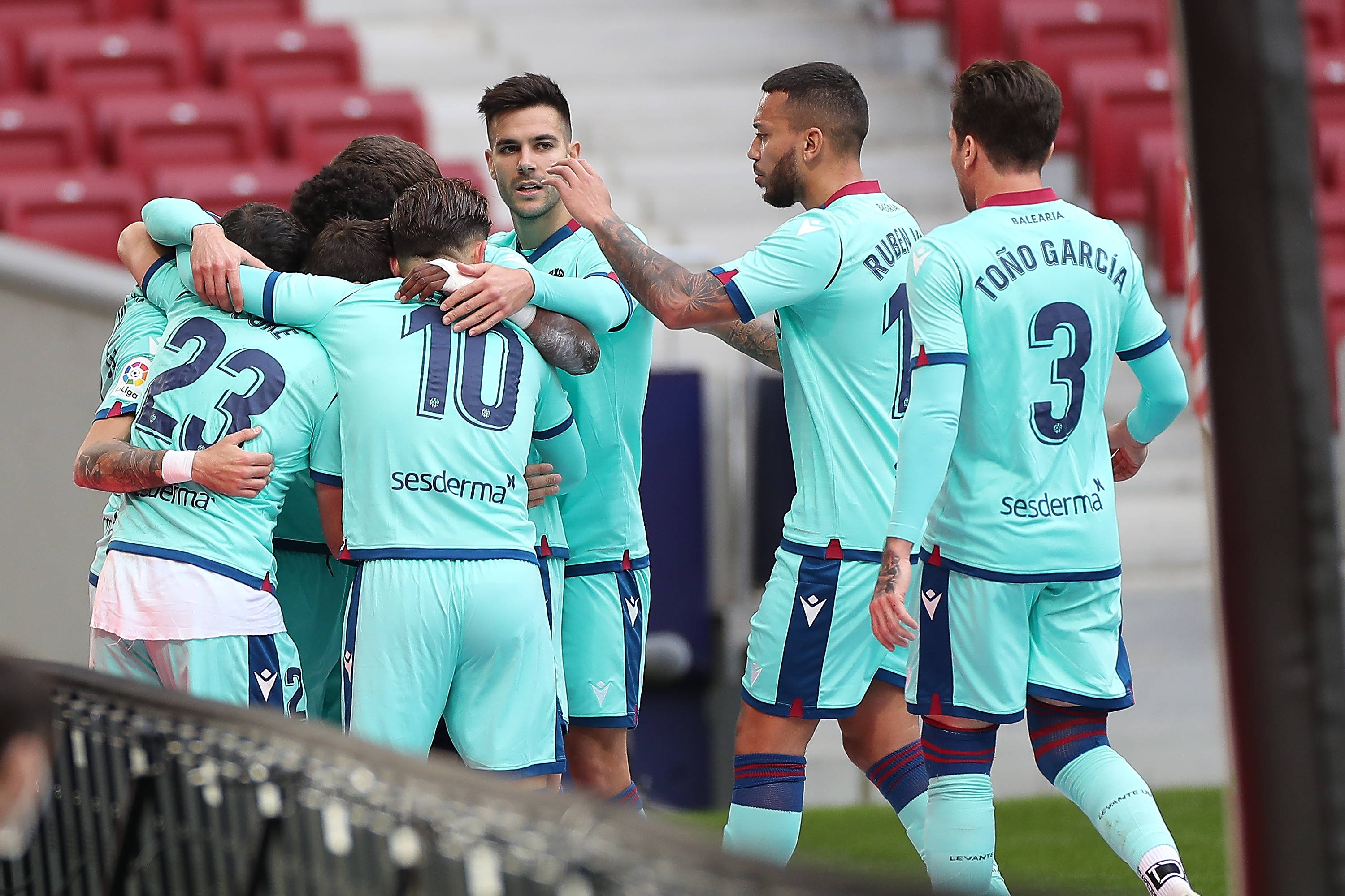 2月20日,莱万特队球员在比赛中庆祝进球.