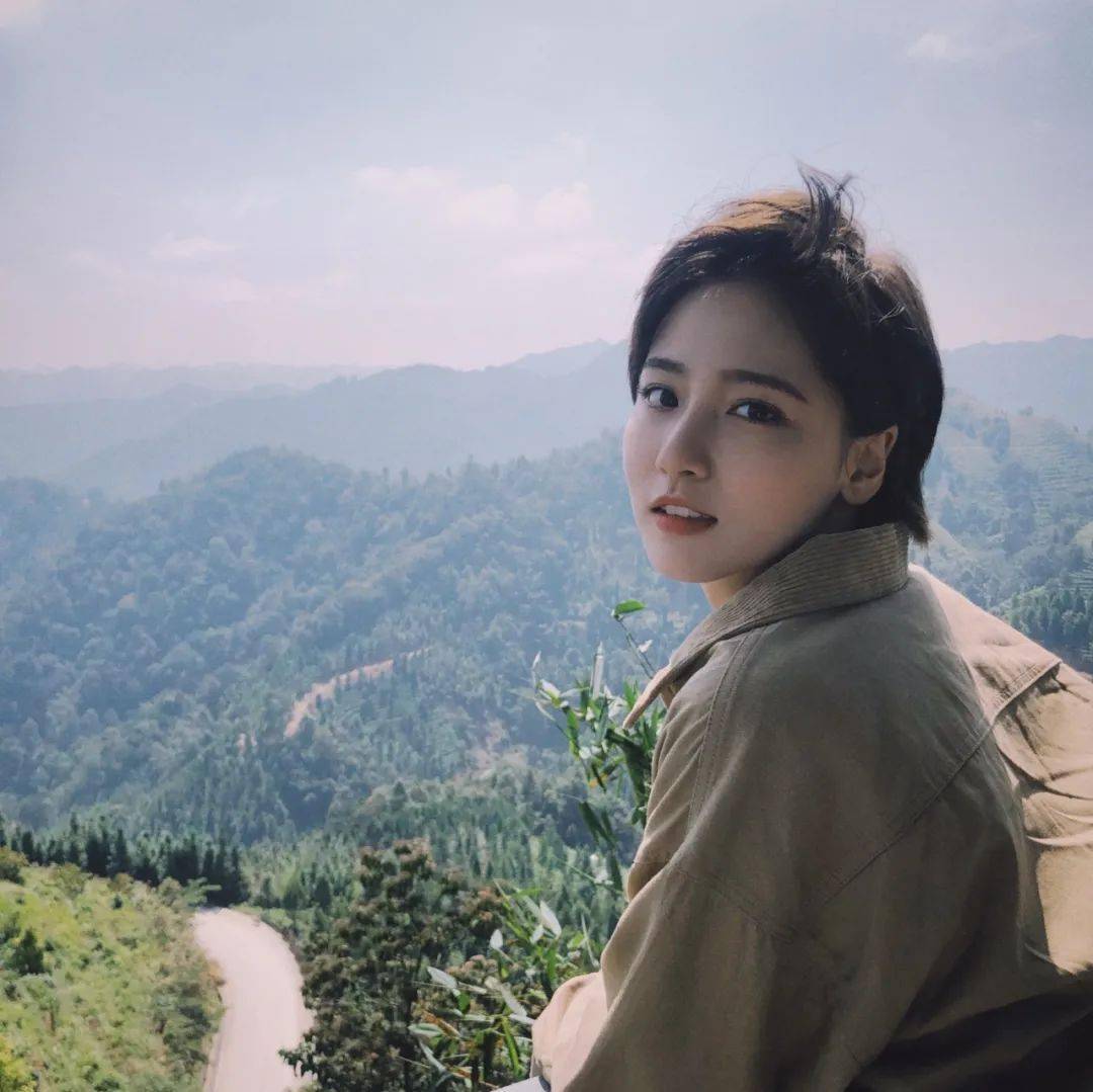 诸葛大力jk制服晒腿吸睛沦为制服女主播人气低迷网友张伟绿了