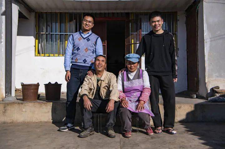 建档立卡户何发能格外轻松,这是大儿子何仲华工作后第一个全家团聚