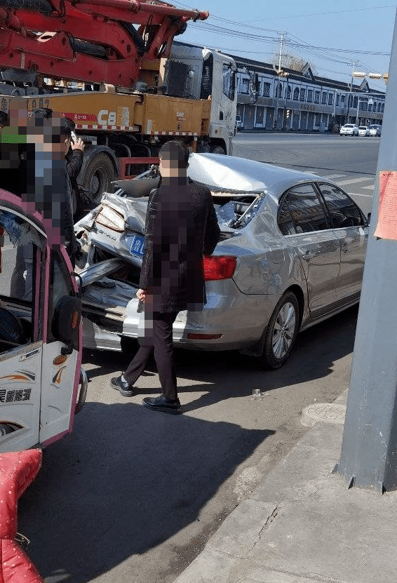 突发车祸!滕州7车连撞,2车严重受损,多人入院检查治疗!