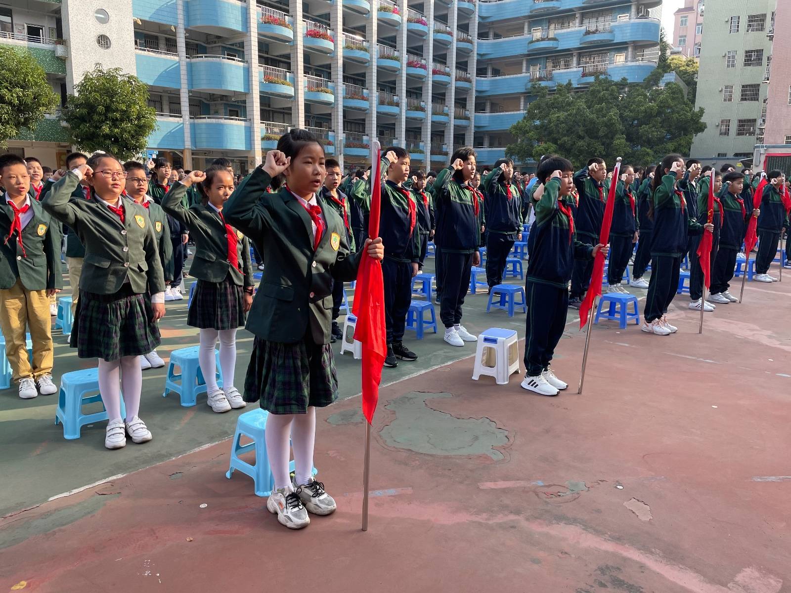 在开学典礼上,车陂小学还邀请了车陂龙狮体育会的队员为同学们带来