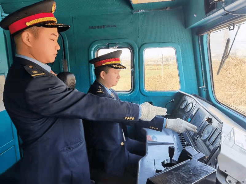 青春故事95后机车乘务员除夕夜开慢火车