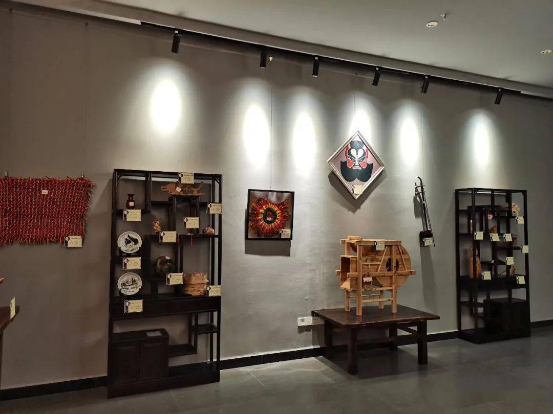 展讯走到万安县文化馆看首届传统手工艺品展