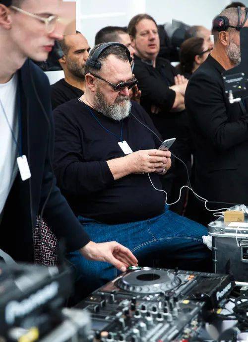 michel gaubert 是巴黎人,他最开始的职业是 champs disques 这个独立