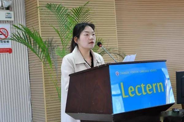 夏蓉主任分享寒假读书心得周珊芳老师进行表态发言张娟老师进行表态