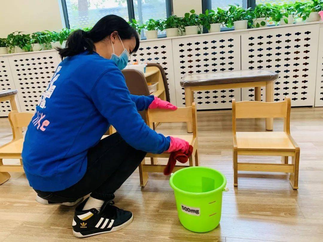 向下滑动查看徐汇区长桥第二幼儿园的保育员老师们趁着大晴天,撤空了