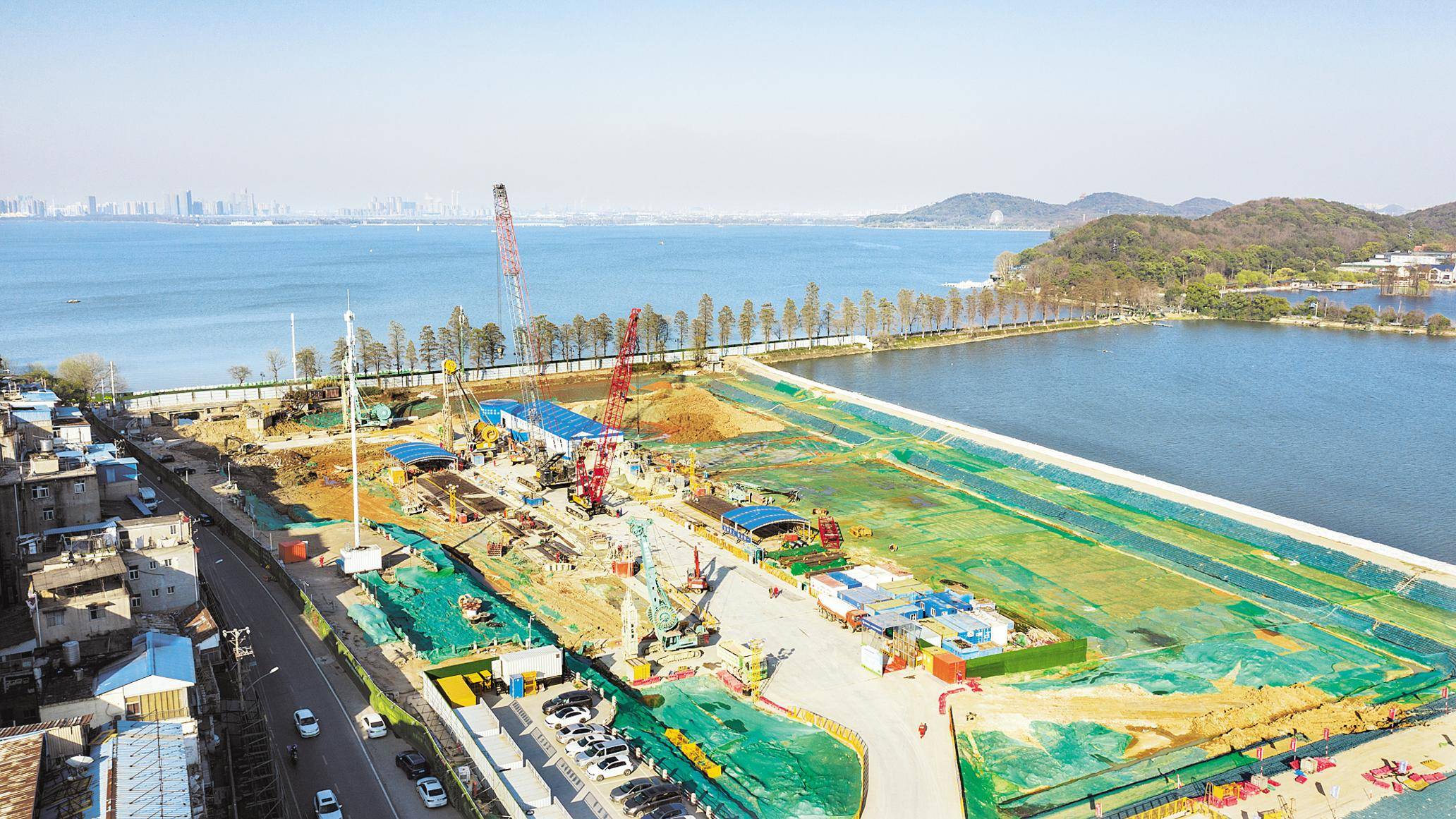 武汉两湖隧道(东湖段)施工正酣