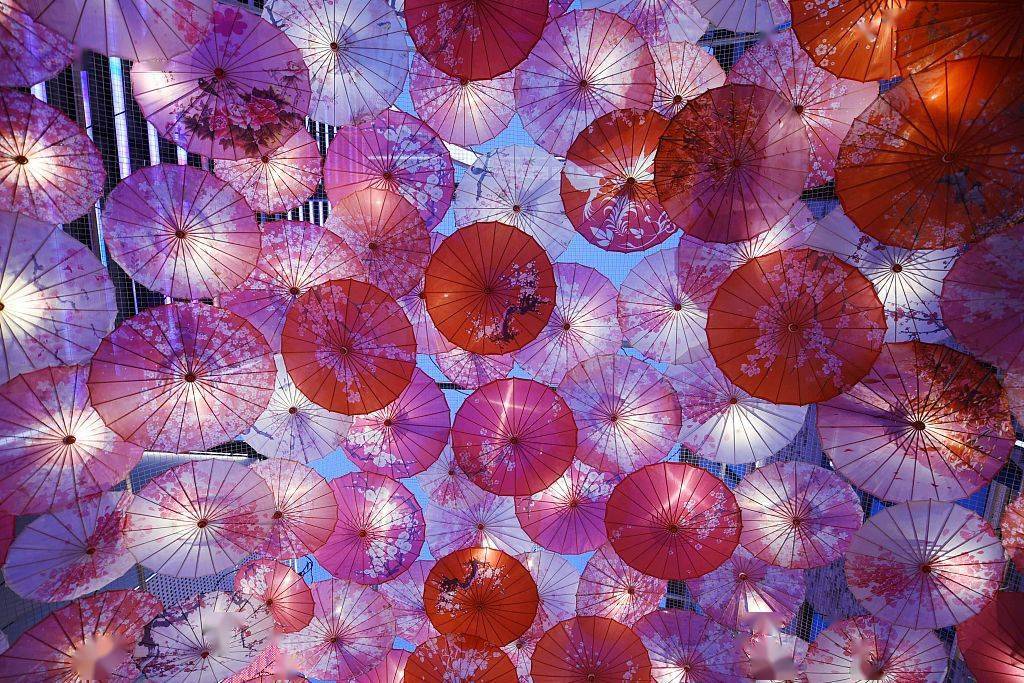 杭州：千只“伞灯”亮相街头 吸引市民打卡赏灯