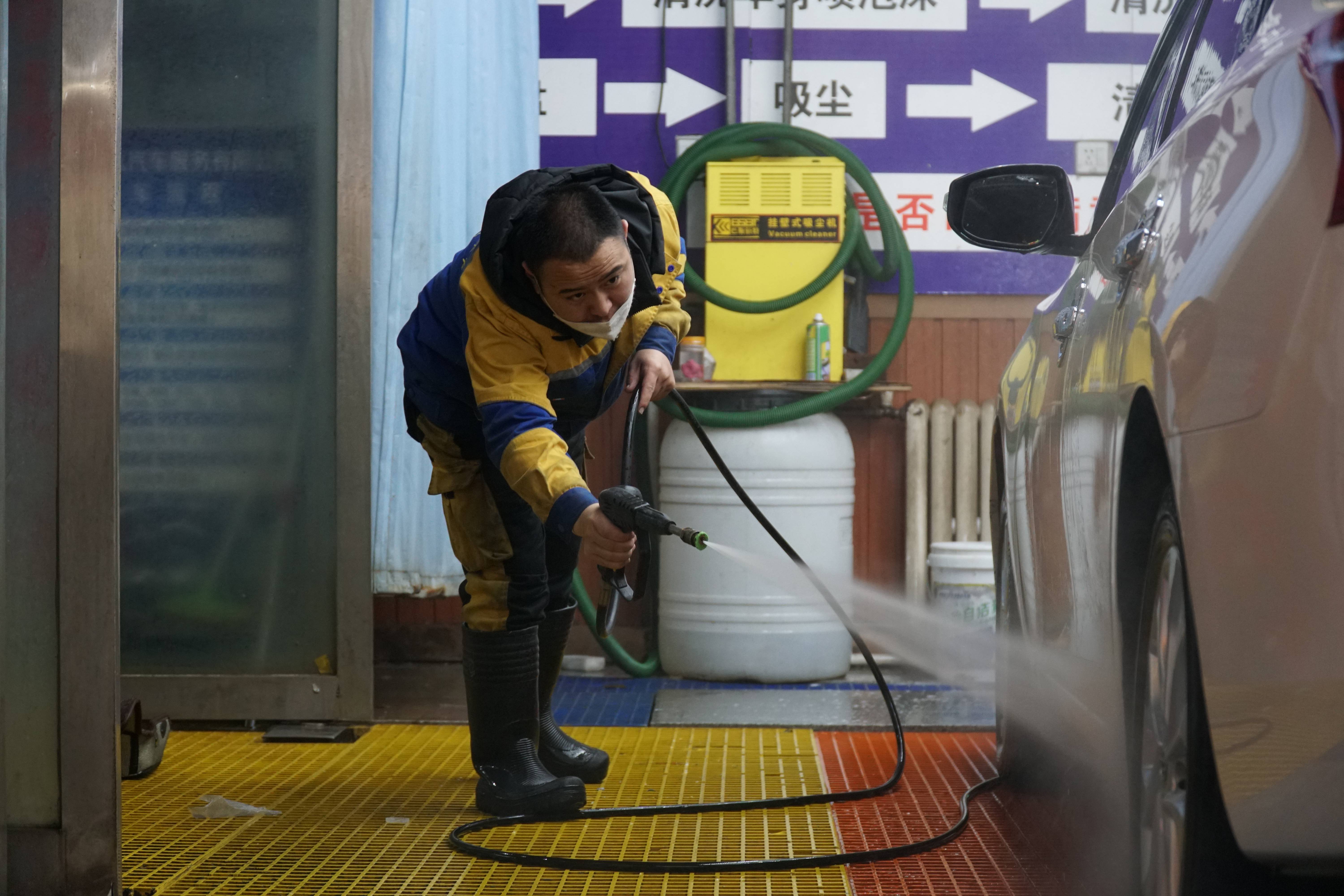 就业路青海省西宁市城西区憨洗儿洗车行的员工在清洗车辆(2月7日摄)