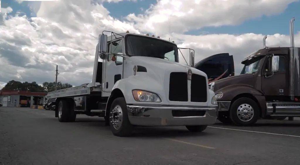 肯沃斯t170中型道路救援卡车搭载帕卡px6的短鼻子