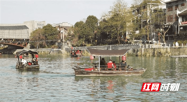乾州古城：水上游项目受人青睐 火爆春节市场