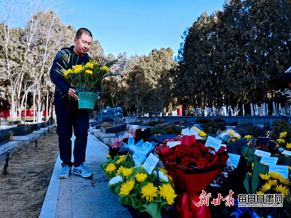 我们永远不会忘记你！”说着，郭怀得已泣不成声。△陈红军墓前摆满鲜花△郭怀得为陈红军献花大学期间，郭怀