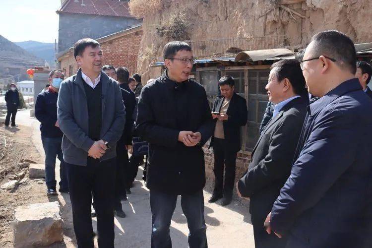 在西沟村斜坡地质灾害隐患点,范兆森详细了解了地质灾害现状和采取的