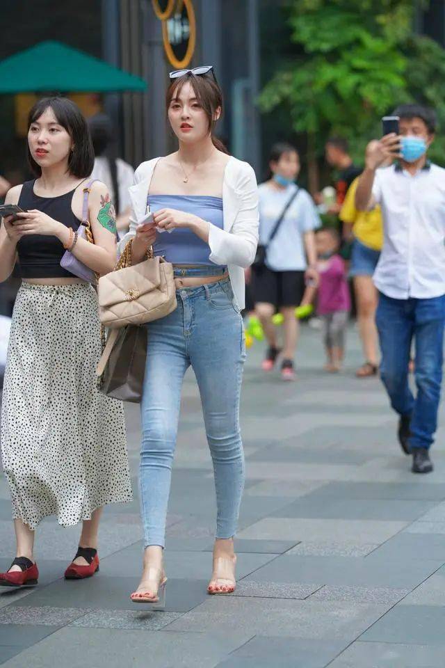 微胖身材的女生穿牛仔裤 谈不上有多美 但很有韵味 女人