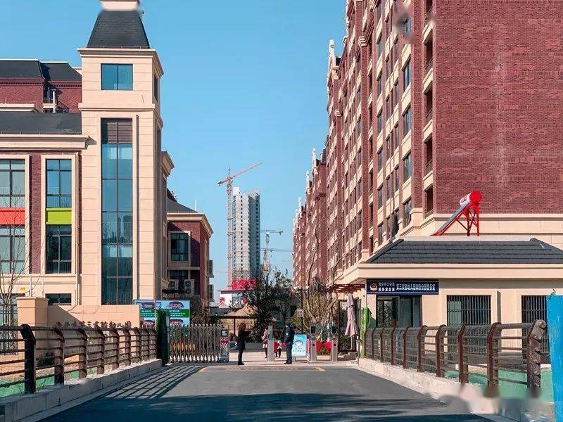 当我们的城市渐趋拥挤,高楼迭起,奥体御府洋房却在为老百姓营造低密慢