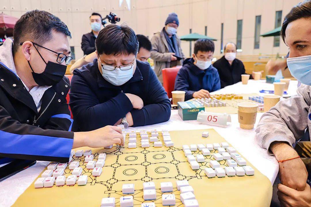 国际军棋世界邀请赛选手莅临萨马兰奇纪念馆参观并现场进行军棋比赛