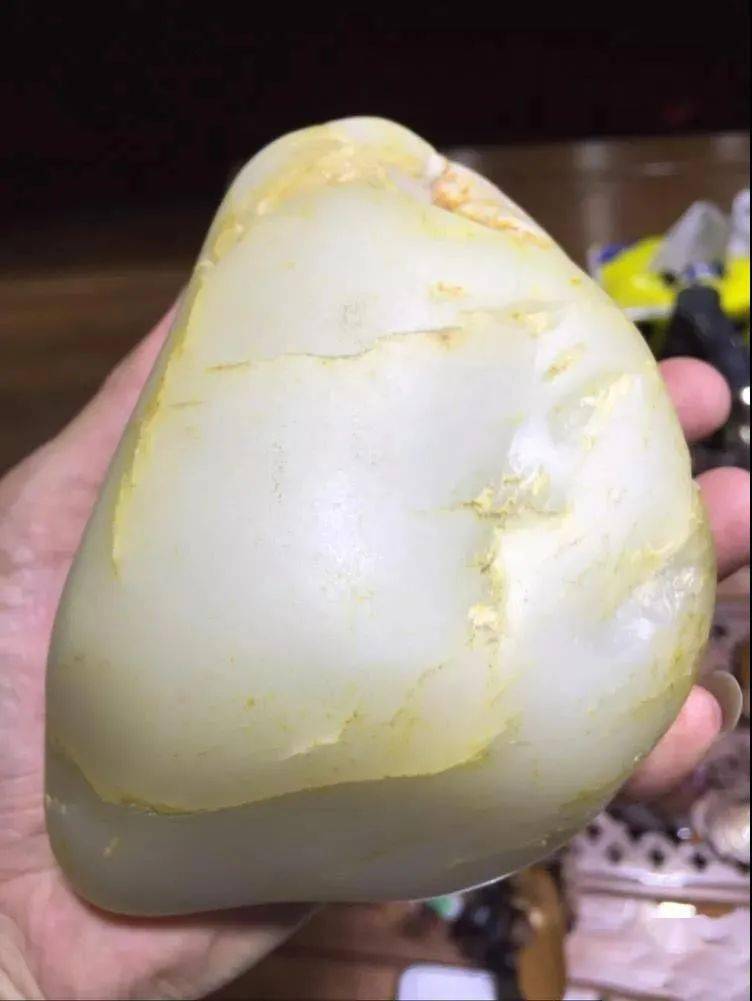 在和田玉籽料原石雕刻切割时需多加留意,因为一不小心的磕碰或加工