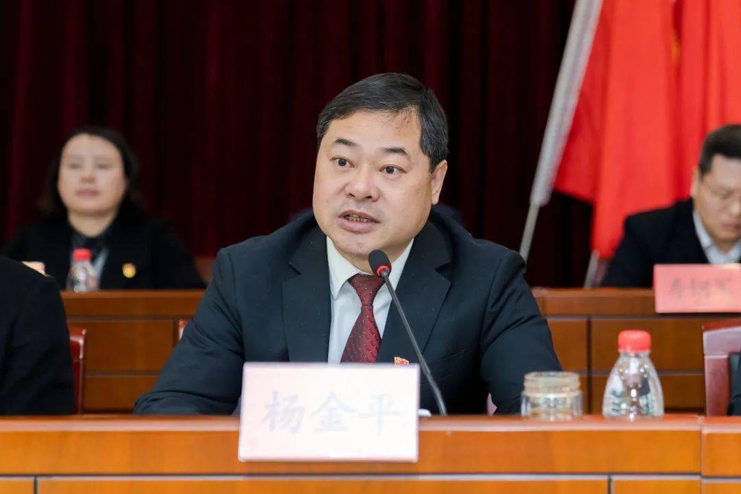 街道党委书记,办事处主任杨金平为破难专班授旗八个破难专班出征专班