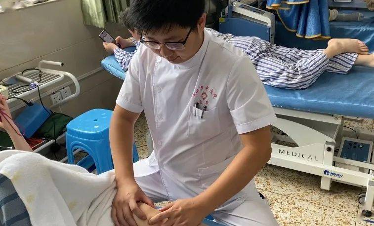 媒体报道名医直播间商丘市中医院康复科主任冯威关注康复治疗促进疾病