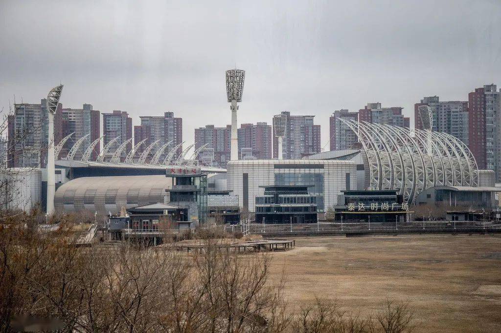 泰达足球场外玻璃成留言墙:"我永远热爱泰达队"