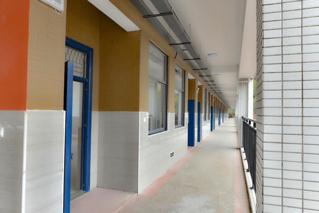 航拍,稀金二小(太阳坪小学)首次亮相_教学楼